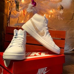 Selling Women’s Nike Court Royals 2 MID size 8US